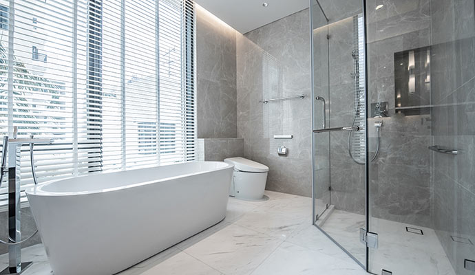 decorative bathroom with big white bath-tub