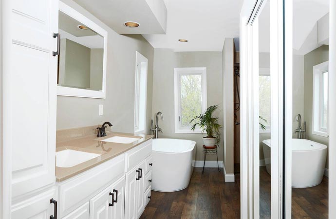 Bathroom remodeled in the perspective of focusing whtie color