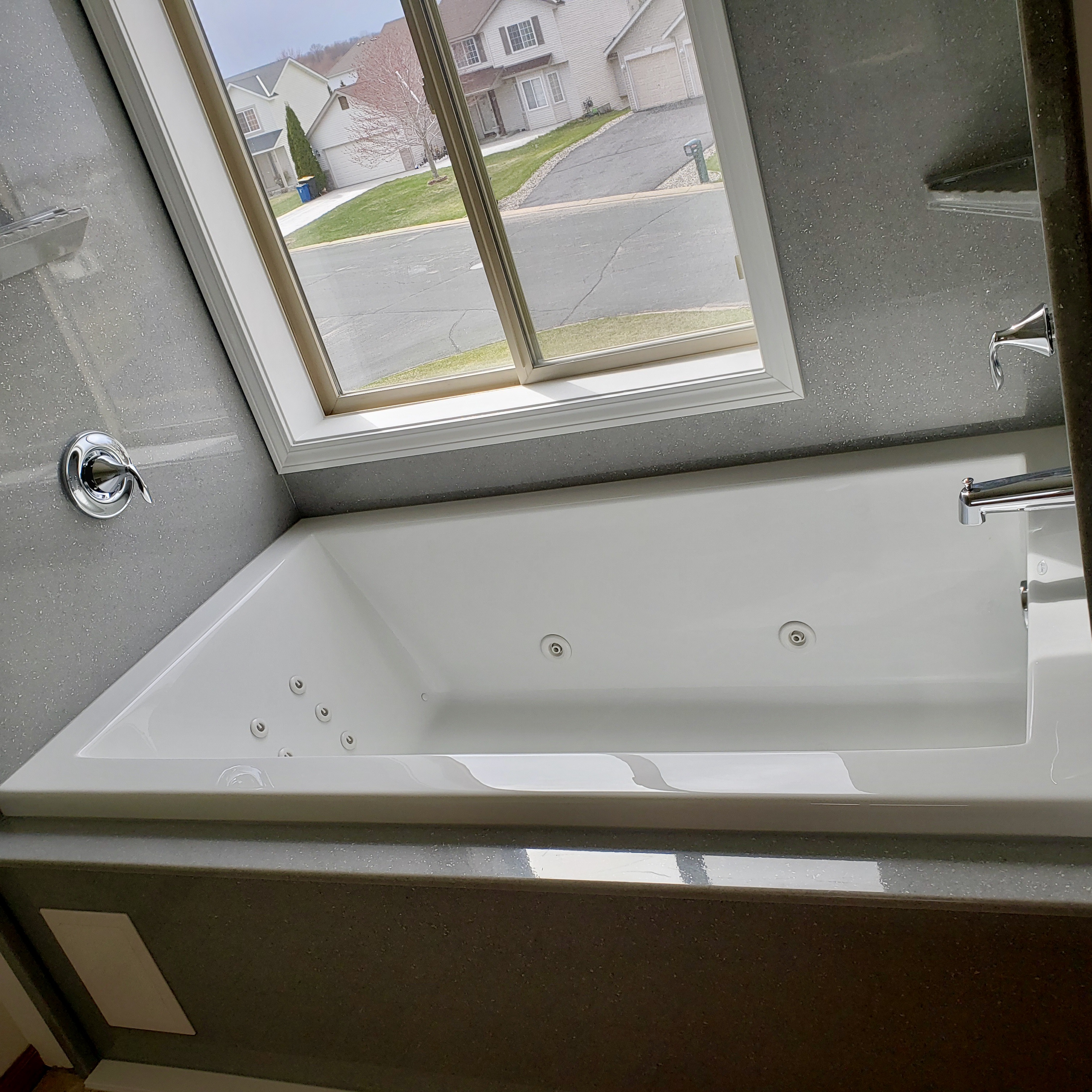 HydroMassage Tub with Onyx Surround in Shakopee